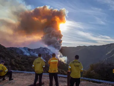Petugas pemadam kebakaran memantau lereng gunung yang terbakar saat "Kebakaran Franklin" membesar pada 10 Desember 2024 di dekat Malibu, California. (Apu Gomes/Getty Images North America/Getty Images via AFP)