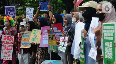 Massa aktivis lingkungan hidup melakukan protes di Kawasan Monas, Jakarta, Jumat, (3/3/2023). Aksi tersebut menuntut permasalahan kedaruratan krisis iklim harus menjadi prioritas agenda kampanye dan pemilu 2024. (merdeka.com/Imam Buhori)