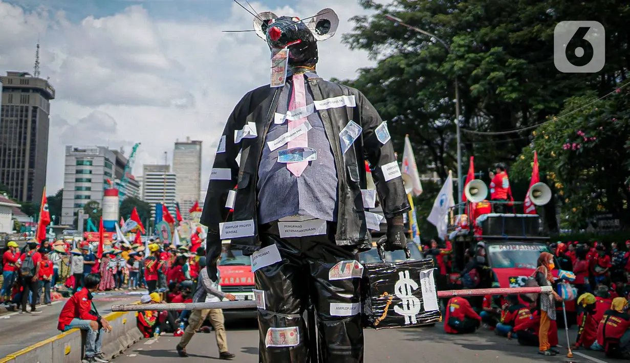 Massa aksi yang tergabung dalam Aliansi Gerakan Buruh Bersama Rakyat (Gebrak) bersama mahasiswa menggelar aksi unjuk rasa di kawasan Patung Kuda, Jakarta, Sabtu (21/5/2022). Selain itu, pemerintah dinilai tidak memperhatikan kesejahteraan rakyat, khususnya kepada kalangan pekerja atau buruh yang rentan dieksploitasi. (Liputan6.com/Faizal Fanani)