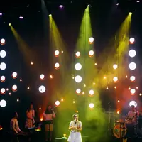 "Aku bawakan semua lagu dari album baru. Buat yang sudah mengikuti dari album pertama dan kedua, semoga tahu perubahan arah seorang Raisa. Saya berharap bisa punya audience baru dari album ini," ucap Raisa. (Adrian Putra/Bintang.com)