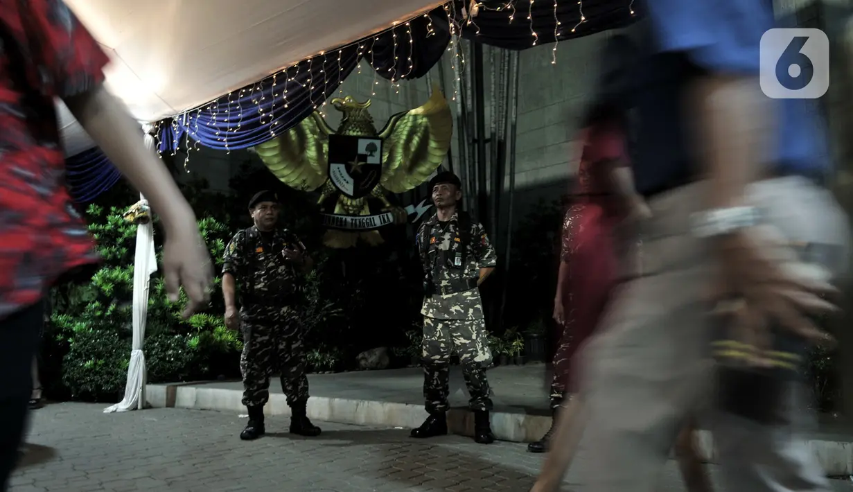 Barisan Ansor Serbaguna Nahdlatul Ulama (Banser NU) melakukan pengamanan misa Natal di Gereja Katedral, Jakarta, Rabu (25/12/2019). Selain Banser, pihak Katedral juga menyiagakan 100 personil untuk pengamanan internal mengawal ibadah Natal  2019. (merdeka.com/Iqbal S Nugroho)