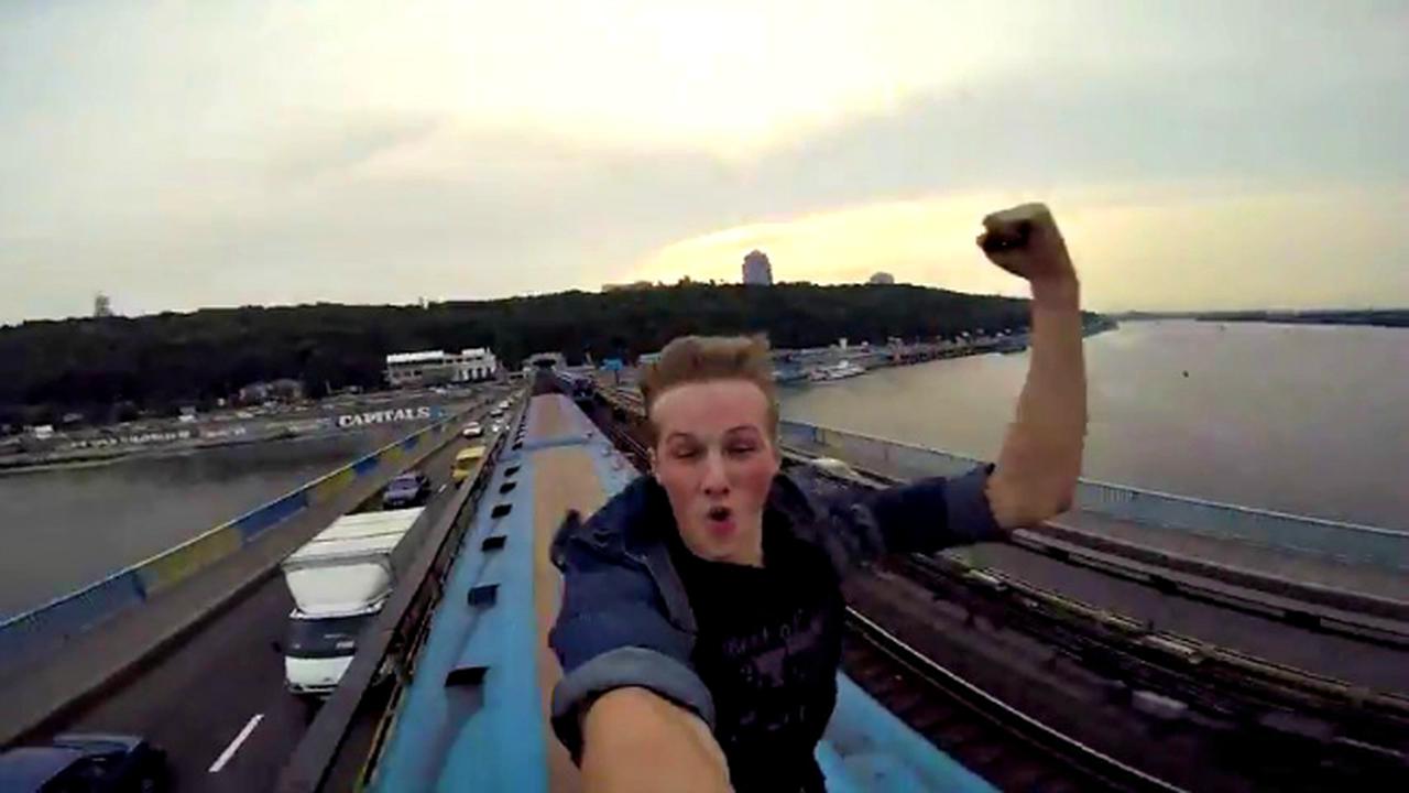 Remaja Nekat Selfie di Atas Kereta Komuter