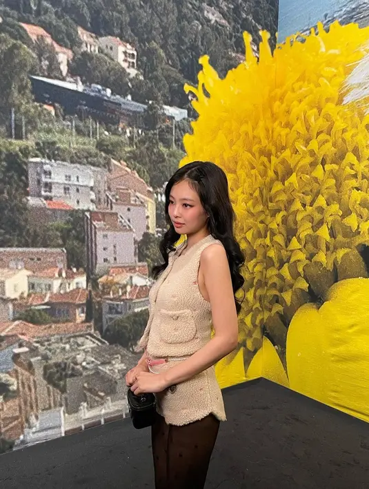 Namun, apakah penampillanya mirip seperti Barbie atau tidak, yang jelas Jennie tetap bersinar. (Foto: Instagram/ jennierubyjane)