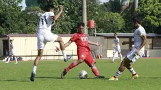 Dua klub liga 2 yakni FC Bekasi City dan Persiba Balikpapan melakoni laga uji coba di Stadion Sekolah Tinggi Ilmu Kepolisian (STIK), Sabtu (7/1/2023). (Bola.com/M Iqbal Ichsan)