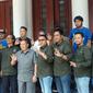Sejumlah pengurus Viking Persib Club berfoto dengan Wali Kota Bandung Oded M. Danial setelah menggelar audiensi di Balai Kota Bandung, Selasa (21/1/2020). (Liputan6.com/Huyogo Simbolon)