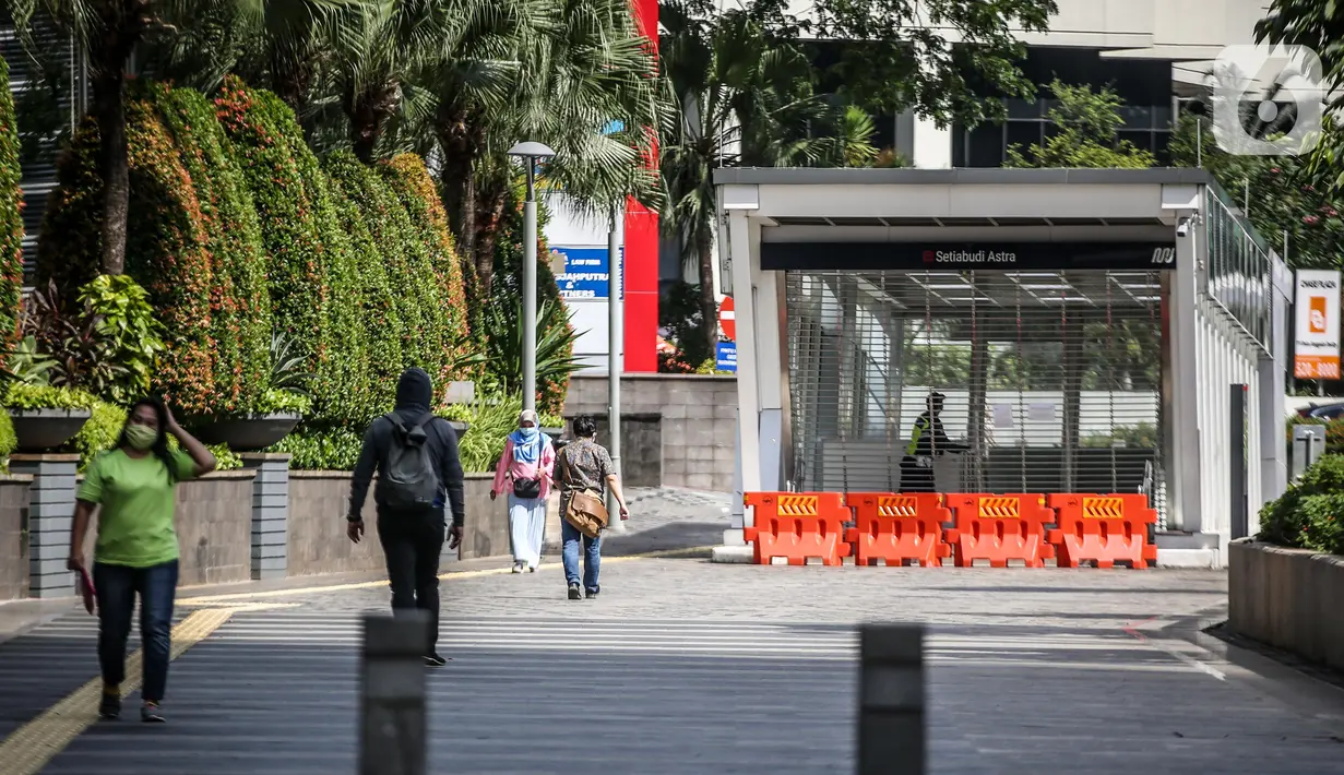 Warga berjalan kaki di trotoar kawasan Sudirman, Jakarta, Kamis (4/6/2020). Gubernur DKI Jakarta Anies Baswedan memperpanjang penerapan Pembatasan Sosial Berskala Besar (PSBB) dan menetapkan bulan Juni sebagai masa transisi Ibu Kota di masa pandemi. (Liputan6.com/Faizal Fanani)