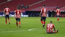 Para pemain Atletico Madrid bereaksi usai pemain Real Madrid Karim Benzema mencetak gol penyeimbang ke gawang mereka pada pertandingan Liga Spanyol di Stadion Wanda Metropolitano, Madrid, Spanyol, Minggu (7/3/2021). Pertandingan berakhir dengan skor 1-1. (AP Photo/Manu Fernandez)
