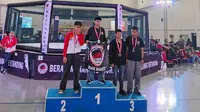 Dua atlet muda asal Kota Sukabumi saat raih medali emas dalam laga Indonesia Bela Diri Campuran Amatir Mix Martial Art (IBCA-MMA) Kejuaraan Nasional (Liputan6.com/Fira Syahrin).