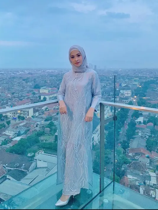Cukup pilih gamis model brokat untuk tampilan yang elegan dan simple, bisa juga dipakai untuk kondangan di hari-hari berikutnya! (Instagram/poppybungariphat).