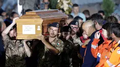 Tentara Italia menggotong peti mati pada upacara pemakaman korban gempa bumi yang meratakan kota di Amatrice, Italia tengah, Selasa (30/8). Hampir 300 orang tewas saat gempa bumi 6,2 SR melanda Amatrice dan sekitarnya 24 Agustus lalu. (REUTERS/Max Rossi)