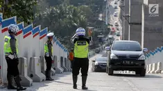 Petugas mengatur kendaraan pemudik di tanjakan Kali Kenteng, ruas tol fungsional Salatiga-Kartasura, Susukan, Kabupaten Semarang, Jateng, Selasa (12/6). Pengelola tol setempat menyiagakan enam petugas khusus pengganjal ban. (Liputan6.com/Arya Manggala)