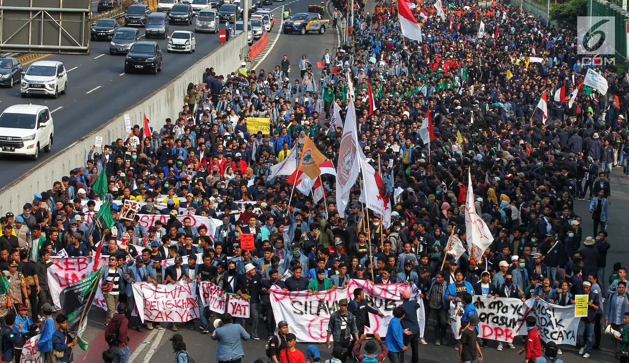 Ribuan mahasiswa berjalan kaki saat akan berunjuk rasa di depan Gedung DPR/MPR, Jakarta, Senin (23/9/2019). Dalam aksinya mereka menolak pengesahan RUU KUHP dan revisi UU KPK. (Liputan6.com/JohanTallo)