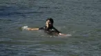 Pemimpin kota berusia 65 tahun itu berenang untuk meyakinkan publik bahwa air sungai cukup bersih untuk renang luar ruangan pada Olimpiade Paris 2024. (JULIEN DE ROSA / AFP)