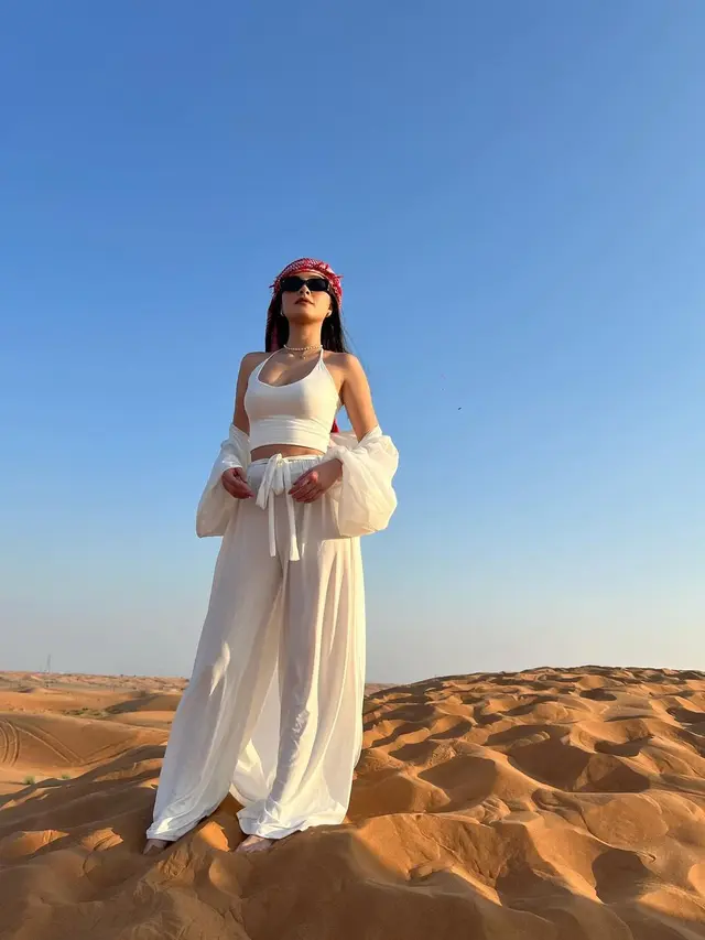 6 Gaya Bak Putri Jasmine dari Caitlin Halderman yang Liburan di Dubai, Tabrak Tren Liburan Musim Dingin Para Artis