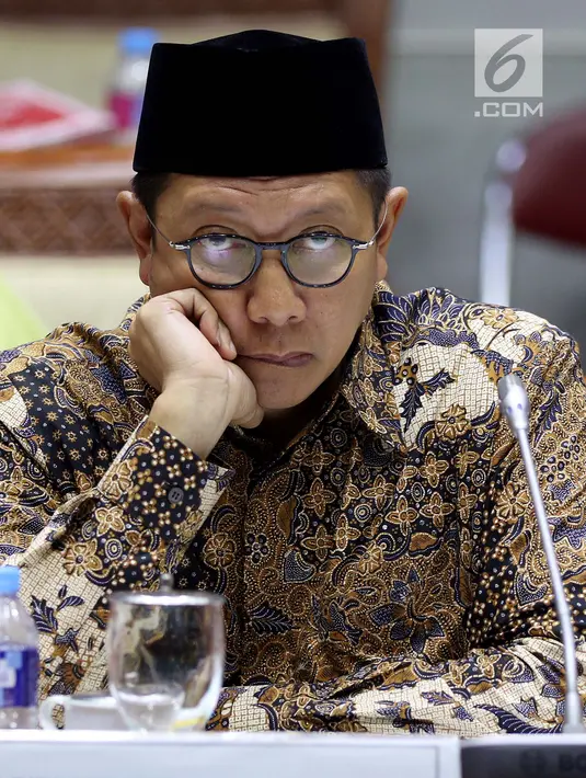 Menteri Agama Lukman Hakim Saifuddin saat mengikuti rapat kerja bersama Komisi VIII DPR di Jakarta, Rabu (24/10). Rapat membahas penyesuaian RKA K/L Tahun 2019 suai hasil pembahasan dari Badan Anggaran DPR. (Liputan6.com/JohanTallo)