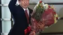 Perdana Menteri Jepang yang akan keluar, Shinzo Abe melambaikan tangan saat meninggalkan kantornya setelah rapat kabinet terakhir di Tokyo pada 16 September 2020. Shinzo Abe dikabarkan telah meninggal dunia, setelah menjalani perawatan beberapa saat akibat akibat penembakan di Nara pada Jumat, 8 Juli 2022. (Kazuhiro NOGI / AFP)
