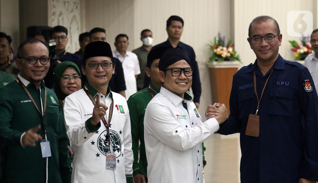 Kedatangan Ketua Umum Partai Kebangkitan Bangsa (PKB), Muhaimin Iskandar (ketiga kiri) disambut langsung Ketua Komisi Pemilihan Umum (KPU) Republik Indonesia, Hasyim Asy'ari. (Liputan6.com/Helmi Fithriansyah)