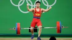 Reaksi Lifter Tiongkok, Long Qingquan setelah berhasil mengangkat beban pada cabang angkat besi putra selama Olimpiade Rio 2016 di Rio de Janeiro, Brasil, Minggu (7/8). Long memecahkan rekor dunia usai menyabet medali emas. (REUTERS/Stoyan Nenov)