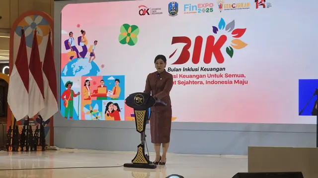 Kepala Eksekutif PEPK OJK, Friderica Widyasari Dewi, menyampaikan paparan tentang BIK 2025 pada kegiatan FinExpo 2025 di Tunjungan Plaza, Surabaya, Jawa Timur. (Liputan6.com/Dicky Agung Prihanto)