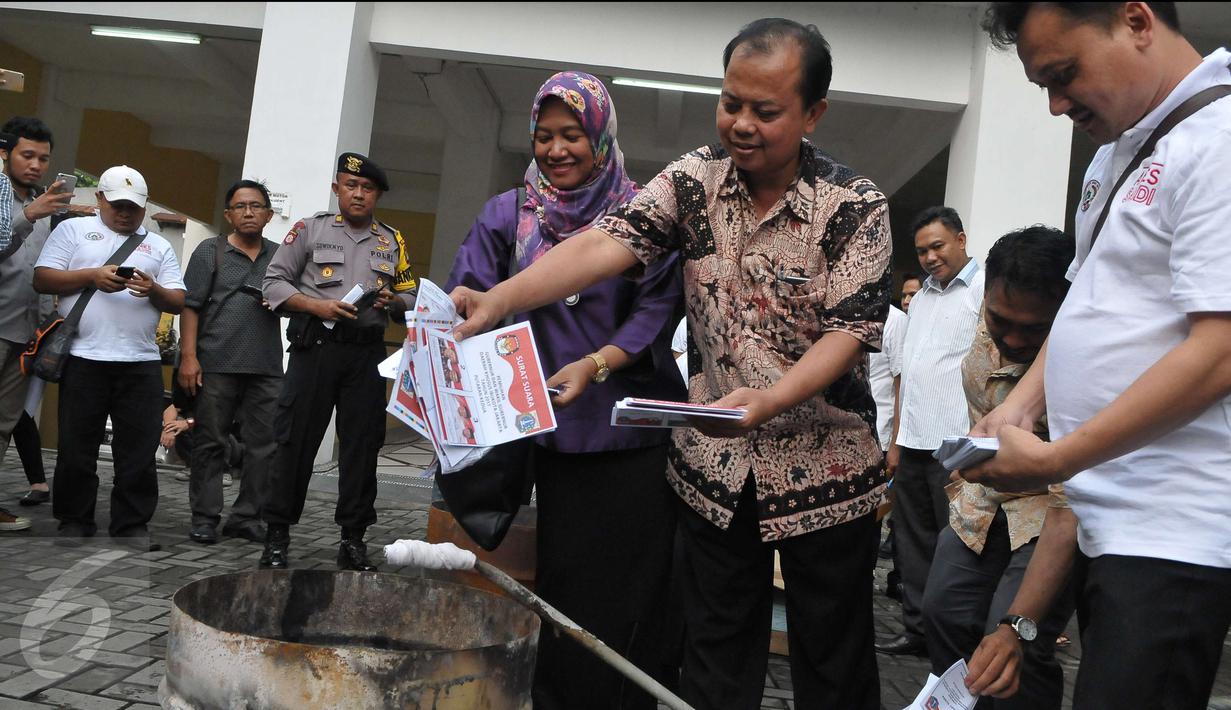 Sumarno menjelaskan, kerusakan surat suara terjadi karena beberapa hal, di antaranya yakni potongan yang tidak simetris dan kondisi surat suara yang robek, Jakarta, Selasa (18/4). (Liputan6.com/Helmi Afandi)