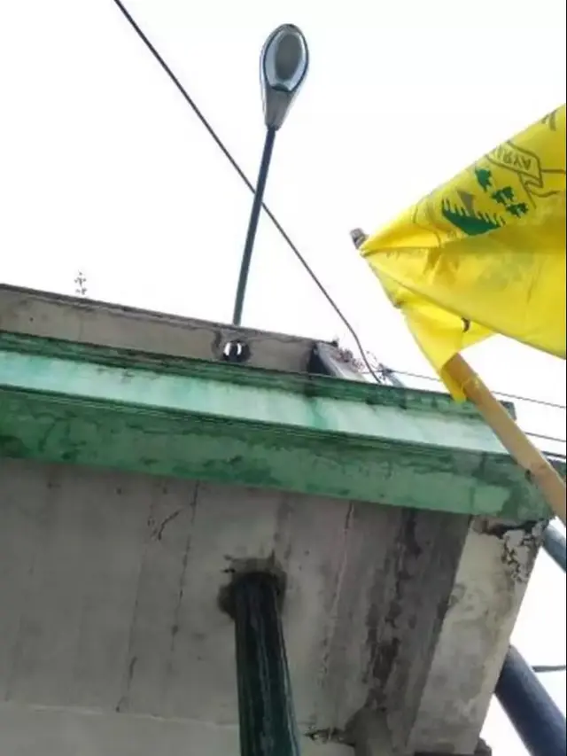 6 Potret Bangunan Terhalang Tiang Ini Bikin Bingung, Menyatu dengan Rumah