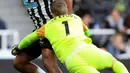 Kiper Everton Jordan Pickford menjatuhkan pemain Newcastle United Salomon Rondon yang mengakibatkan penalti dalam lanjutan Liga Inggris pekan ke-30 di St James 'Park, Newcastle, Inggris, Sabtu (9/3). (Owen Humphreys/PA via AP)