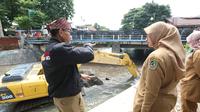Bupati Banyuwangi Ipuk Fiestiandani meninjau langsung noirmalisasi Sungai Kali loh untuk antisipasi banjir (Istimewa)