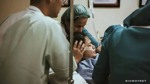 Salut! Junior Liem terus temani Tian yang sedang berjuang melahirkan anak mereka | riomotret dari Instagram