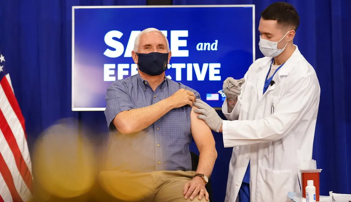 Wakil Presiden Amerika Serikat Mike Pence (kiri) menerima suntikan vaksin COVID-19 Pfizer-BioNTech di Gedung Putih, Washington, Jumat (18/12/2020). Mike Pence menjadi pejabat tinggi eksekutif pertama di Gedung Putih yang menerima vaksin COVID-19. (AP Photo/Andrew Harnik)