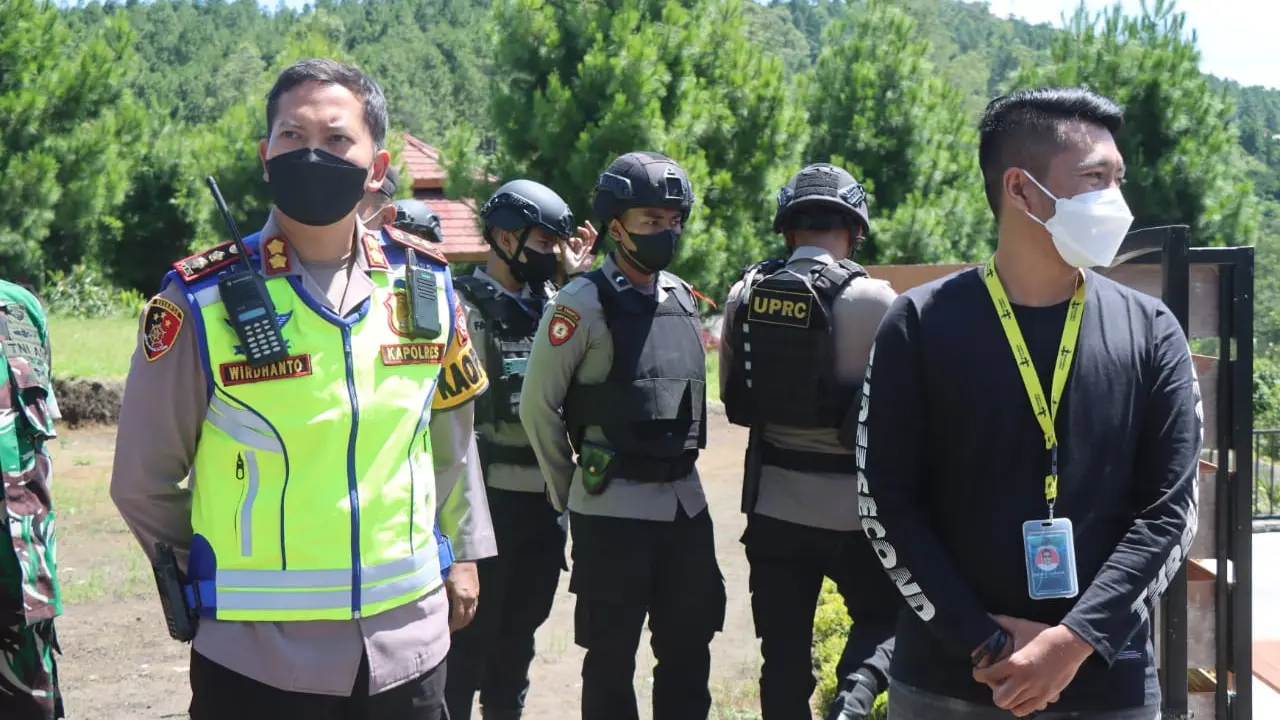Kapolres Garut AKBP Wirdhanto Hadicaksono melakukan pengecekan sejumlah arus balik dan arus lalu lintas di kawasan wisata Garut, Jawa Barat. (Liputan6.com/Jayadi Supriadin)