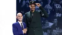 Pemain Prancis, Victor Wembanyama (kanan) berjabat tangan dengan Komisioner NBA, Adam Silver setelah menjadi pilihan pertama oleh San Antonio Spurs di NBA Draft 2023 di Barclays Center, New York city, 23 Juni 2023 WIB. (AFP/Timothy A. Clary)