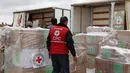 Kargo kemanusiaan seberat 8 ton tersebut termasuk bahan bedah untuk mendukung rumah sakit Sudan. (Photo by ICRC / AFP)