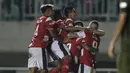Pemain Madura United merayakan gol yang dicetak Jaimerson Silva ke gawang PS Tira Persikabo laga Shopee Liga 1 di Stadion Pakansari, Bogor (12/7). Tira bermain imbang 2-2 atas Madura. (Bola.com/Yoppy Renato)