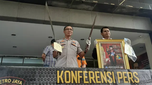 Konferensi pers mengenai pemilik mobil yang membawa parang saat pelantikan presiden dan wakil presiden.