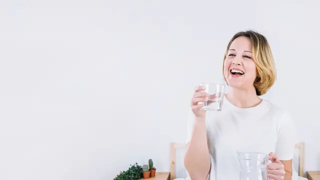 Ilustrasi Minum Air/Freepik.com