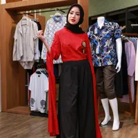 Setelah memutuskan untuk berhijab, penampilan Chacha Frederica semakin menjadi sorotan. Pasalnya, tampilannya semakin modis. Meskipun baru, namun Chacha sudah piawai dalam memadu padankan busana dan hijabnya. (Adrian Putra/Bintang.com)