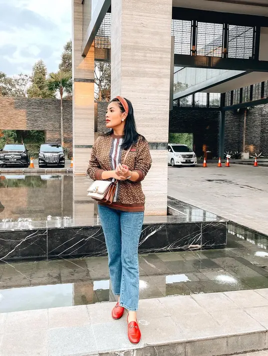 Namun ternyata harapannya pupus, di tahun 2018 mulai tercium kalau Askara selingkuh dari Nindy. Berawal dari sikapnya yang mencurigakan, hingga muncul pesan dari perempuan lain. Sejak itu, semakin terlihat berbagai hal yang membuat Nindy mengetahui segalanya. (Instagram/nindyparasadyharsono)