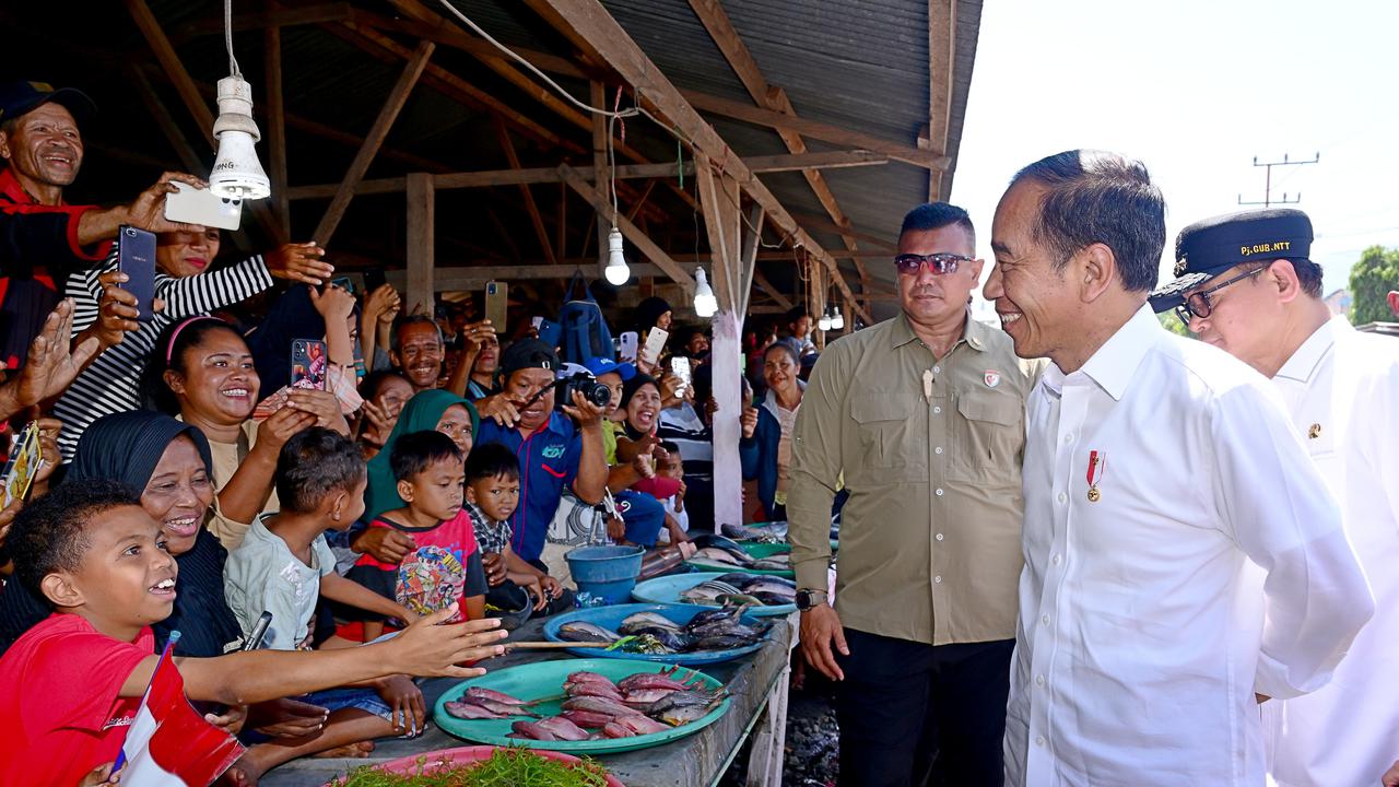 Presiden Jokowi mengunjungi Pasar Rakyat LIPA Kalabahi, Kabupaten Alor, NTT, Kamis (3/10/2024).