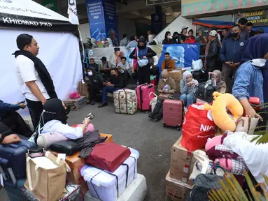 Calon penumpang menunggu bus yang akan mengangkut mereka ke berbagai kota di Terminal Antar Kota Antar Provinsi Kampung Rambutan, Jakarta, Rabu (18/3/2026). Jelang Lebaran 2026, Terminal Antar Kota Antar Provinsi Kampung Rambutan, Jakarta, dipadati calon penumpang yang akan berangkat menuju kampung halaman. (Kapanlagi.com/Budy Santoso)