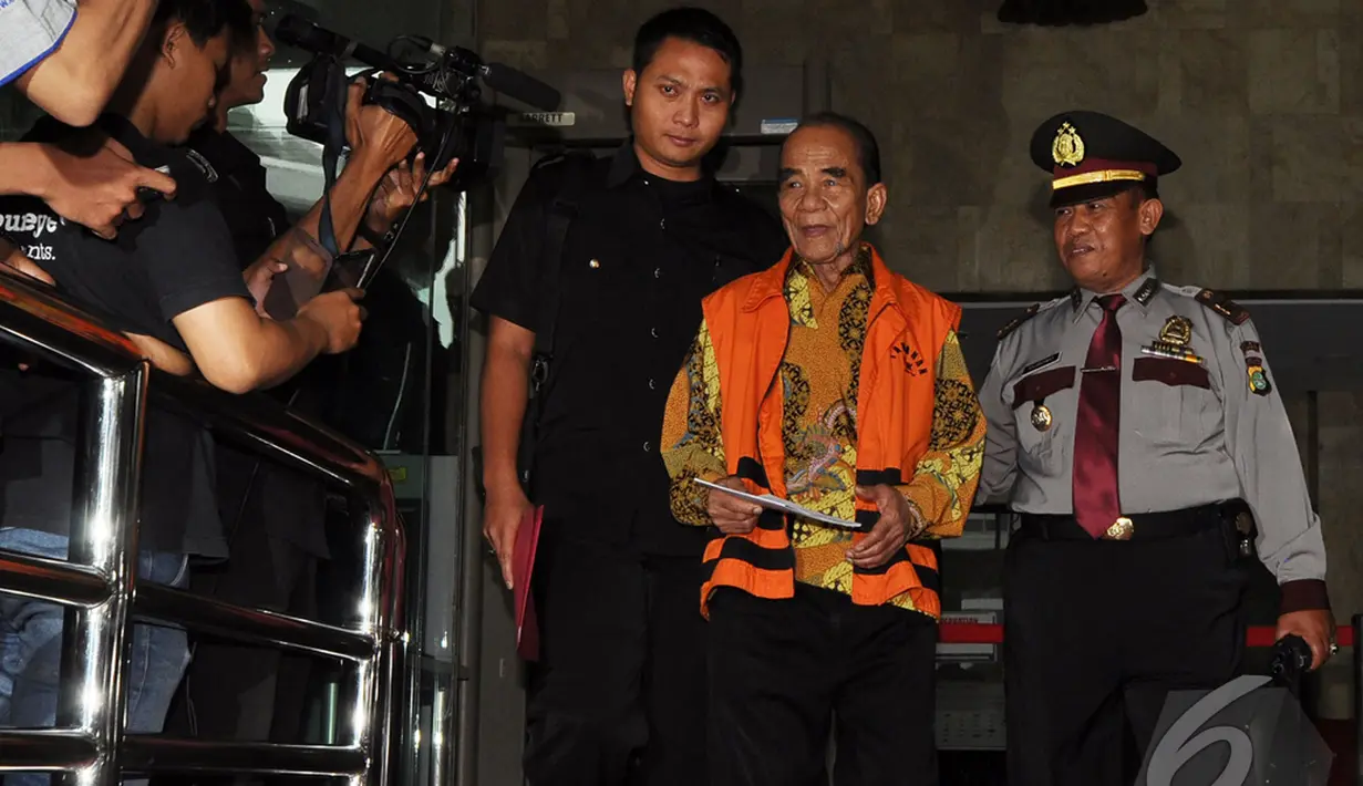 Annas Maamun meninggalkan gedung KPK usai menjalani pemeriksaan, Jakarta, Rabu (14/1/2015). (Liputan6.com/Miftahul Hayat) 