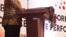 Menristek dan Kepala Badan Riset Inovasi Nasional Bambang Brodjonegoro memberi sambutan pada acara Indonesia BusinessNews Award 2019 di Jakarta, Rabu (6/11/2019). PT Surya Citra Media Tbk meraih The Best Innovation and Business Transformation in Multimedia Industry 2019. (Liputan6.com/Faizal Fanani)