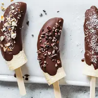 Ilustrasi pisang cokelat. (c) vaaseenaa/Depositphotos.com