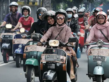 Anggota komunitas Vespa se-Jabodetabek saat konvoi dalam rangka memperingati Hari Kartini di Jakarta, Minggu (21/4). Dalam konvoi ini para pengendara vespa mengenakan kebaya bagi perempuan dan batik serta lurik bagi laki-laki. (merdeka.com/Iqbal Nugroho)