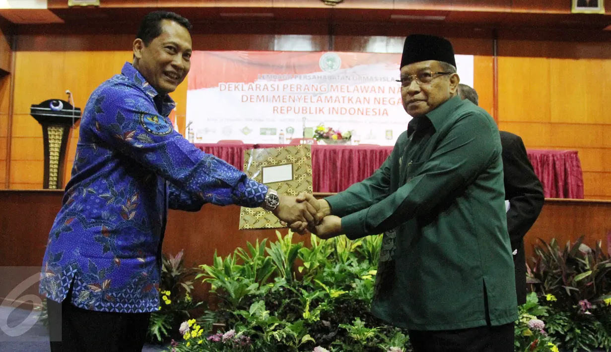 Ketua Umum PBNU KH Said Aqil Siradj memberikan laporan hasil deklarasi kepada Kepala BNN, Budi Waseso saat acara  Lembaga Persahabatan Ormas Islam deklarasi melawan Narkoba demi menyelamatkan Negara di Jakarta, Kamis (22/12). (Liputan6.com/Johan Tallo)