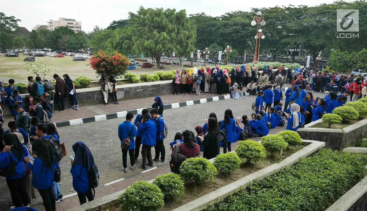 Peserta menunggu untuk registrasi acara Emtek Goes To Campus (EGTC) 2018 di Universitas Gadjah Mada, Yogyakarta, Rabu (17/10). Acara ini bertujuan memperkenalkan dan mendekatkan Emtek media group pada generasi milenia. (Liputan6.com/Herman Zakharia)