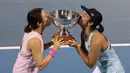Petenis putri Indonesia, Aldila Sutjiadi bersama pasangannya petenis Jepang, Miyu Kato berhasil meraih gelar juara turnamen WTA 250 yang bertajuk ASBC Classic di Auckland, Selandia Baru. (AFP/David Roland)
