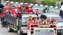 Selain Timnas U-22 ada pula kontingen dari cabang olahraga lain yang ikut arak-arakan, mereka nampak menggunakan mobil bandros. (Liputan6.com/Herman Zakharia)