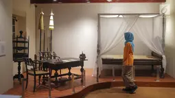 Pengunjung melihat meja dan tempat tidur Pangeran Diponegoro di  Kamar Diponegoro, Museum Sejarah, Jakarta, Senin (1/4). Kamar Diponegoro terletak di lantai 2 tepatnya di atas penjara wanita salah satu bangunan Museum Sejarah, Jakarta. (Liputan6.com/Faizal Fanani)