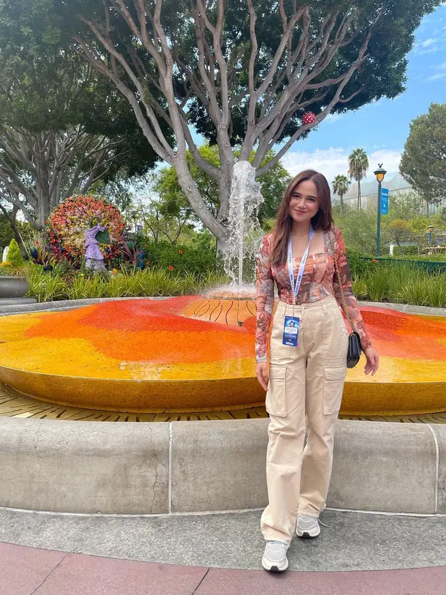 Berkunjung ke Disneyland, Ini 6 Momen Syifa Hadju Saat di California
