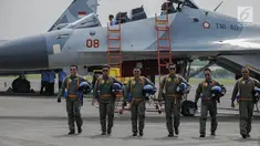 KSAU Marsekal TNI Yuyu Sutisna (kiri) bersama KSAL Laksamana TNI Siwi Sukma Adji (kedua kiri), KSAD Jenderal TNI Andika Perkasa (kedua kanan) sebelum joy flight di Lanud Halim Perdanakusuma, Jakarta, Jumat (5/4). Joy flight terkait pemberian wing penerbang kehormatan. (Liputan6.com/Faizal Fanani)